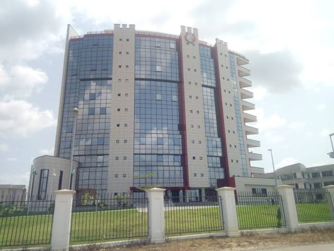 https://structurecity.s3.amazonaws.com/projects/efcc-hq-abuja-1684650017fXeJ61684650021.jpg